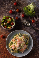 spaghetti with shrimp and fresh vegetables