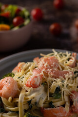 spaghetti with shrimp and fresh vegetables