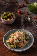 spaghetti with shrimp and fresh vegetables