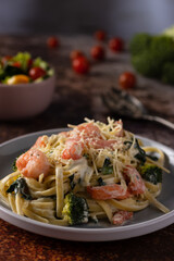 spaghetti with shrimp and fresh vegetables