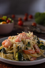 spaghetti with shrimp and fresh vegetables