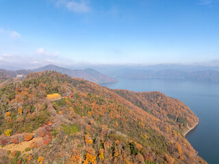 紅葉する秋の奥琵琶湖　空撮