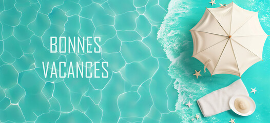 transat et parasol en tissu blanc avec un chapeau et une serviette, dans une eau turquoise, symbolisant les vacances à la mer l'été. Texte en français "Bonnes vacances" avec  Espace négatif copyspace