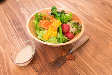 シンプルなグリーンサラダ　ドレッシング添え　Simple green salad with dressing