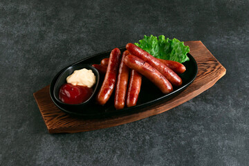 グリルしたソーセージ、ケチャップとマヨネーズ　grilled sausage, ketchup and mayonnaise