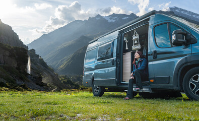 Camperin mit ihrem van in der Landschaft