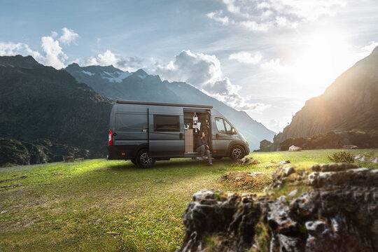 Camperin mit ihrem Van genie&szlig;t ihr Freiheit 