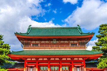 Obraz premium Colorful Red Entrance Gate Otenmon Heian Shinto Shrine Kyoto Japan