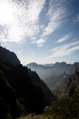 Fototapeta premium the sun sets in over the mountains above a valley below