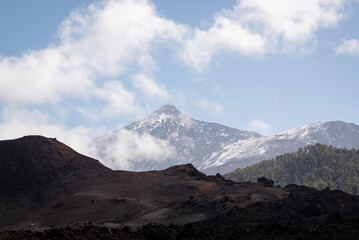 Fototapeta premium a couple of mountains on a sunny day with a blue sky