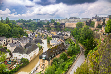 Fototapeta premium Stadtpanorama von Luxemburg: Blick auf den historischen Stadtteil Grund und der Alzette