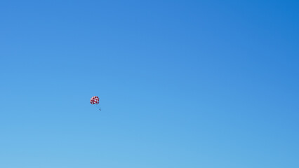 Thrilling parachute boat flight over the ocean, an unforgettable adventure.