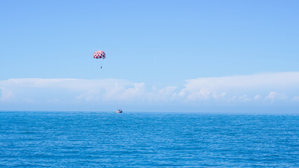 Thrilling parachute boat flight over the ocean, an unforgettable adventure.