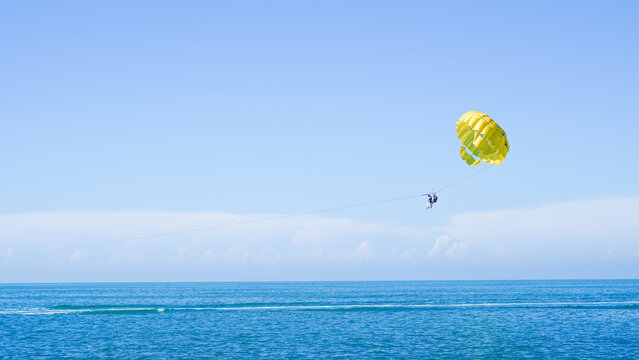Thrilling parachute boat flight over the ocean, an unforgettable adventure.