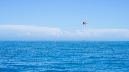 Thrilling parachute boat flight over the ocean, an unforgettable adventure.