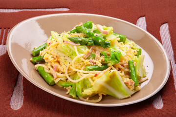 アスパラガスとキャベツのカルボナーラ