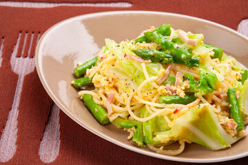 アスパラガスとキャベツのカルボナーラ