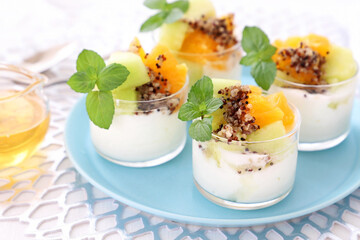 キヌアとフルーツをトッピングしたヨーグルト