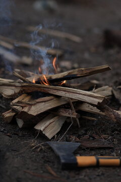 Fogata en camping y una hacha 