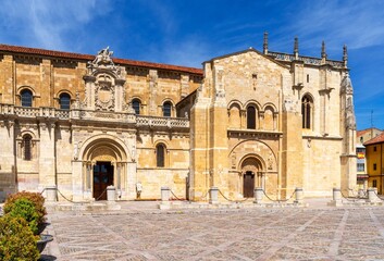 Fototapeta premium view of the San Isidoro Basilica and city square in downtown Leon