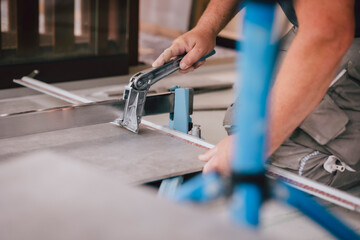 Fliesenlger arbeitet auf Terrasse