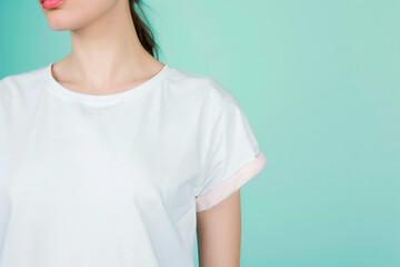 Obraz premium white tshirt mockup on a woman against blue background, copy space