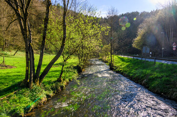 Erfrischender Fluss in intakter Naturlandschaft in der Fränkischen Schweiz, Deutschland