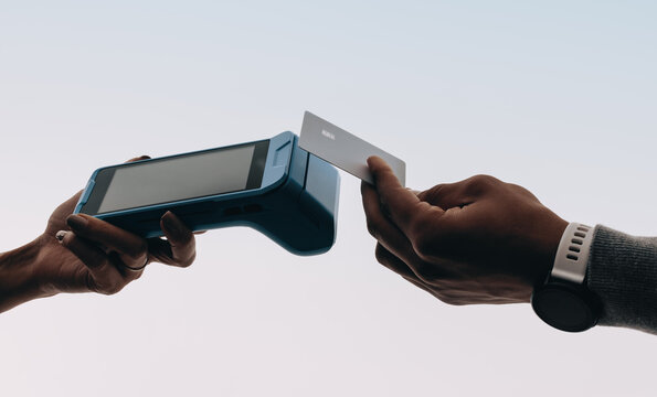 Modern electronic payment: Contactless transaction with a credit card at checkout