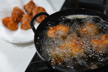 鶏のから揚げを揚げる様子