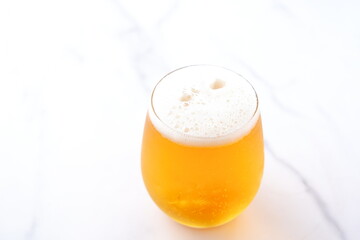 きめ細かい泡が立った、よく冷えたビールのグラス

