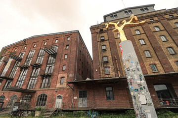 Blickfang  im M&uuml;nsteraner Stadthafen; Friedenss&auml;ule vor den historischen Hafenspeichern