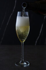 よく冷えたシャンパン（スパークリングワイン）をフルートグラスに注ぐ
