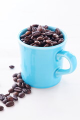 マグカップに入ったコーヒー豆
