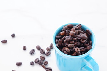 マグカップに入ったコーヒー豆
