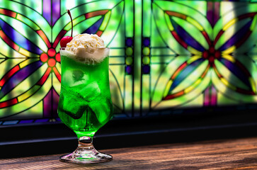 昭和レトロ喫茶店のメロンクリームソーダ