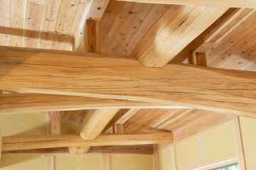 丸太の梁のある建設中の住宅