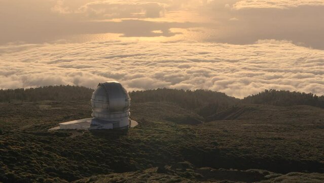 Timelapse o movimiento rapido de las nubes sobre un Observatorio Astrofisico.