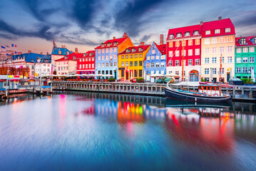 Obraz premium Copenhagen, Denmark. Nyhavn, Kobenhavn's iconic canal, colorful night water reflection.