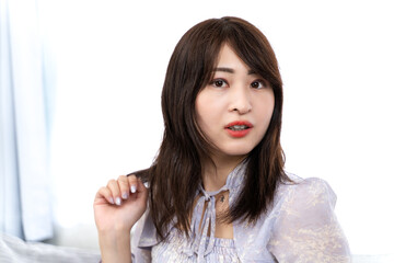 Fototapeta premium 自宅でくつろぐ女性