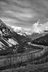 Obraz premium Norwegian landscape. The road leads through a mountain gorge that descends, glacier