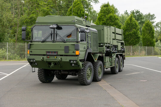 Diehl Defence Luftverteidigungssystem IRIS-T SLM-Starter auf Basis eines MAN SX45 8&times;8 10 t. 