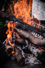 ascuas de madera para la barbacoa, fuego carbón y madera