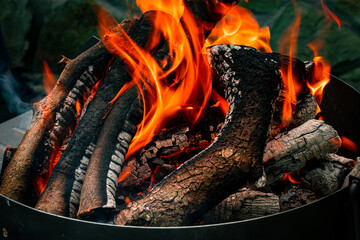 ascuas de madera para la barbacoa, fuego carbón y madera