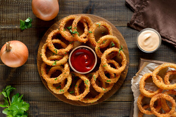 Onion rings with tomato sauce