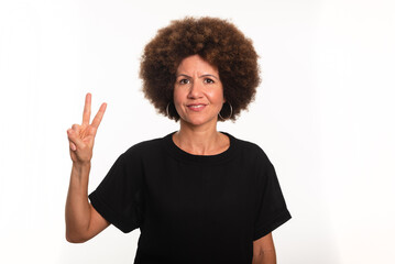 Female interpreter of the Brazilian sign language, Libras, making the letter V.