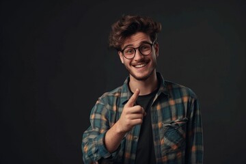 Obraz premium Smiling man in casual clothes and glasses pointing at camera.
