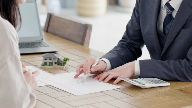 不動産の営業をするビジネスマンの手元