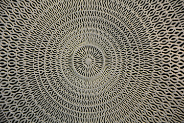 koło, ażurowy wzór, złota podkładka na stół, wzór mandala, gold table mat, mandala pattern, Decorative Doily, Gold table mat surface as background, closeup
