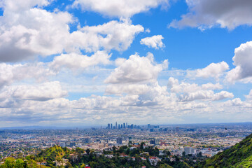 Obraz premium Hilltop View of Los Angeles with Blue Sky and Thick White Clouds