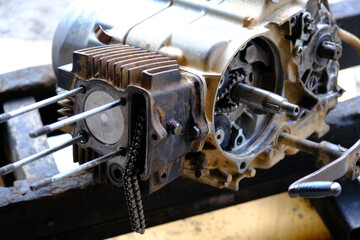 Motorcycle engine, four-stroke motorcycle, new engine